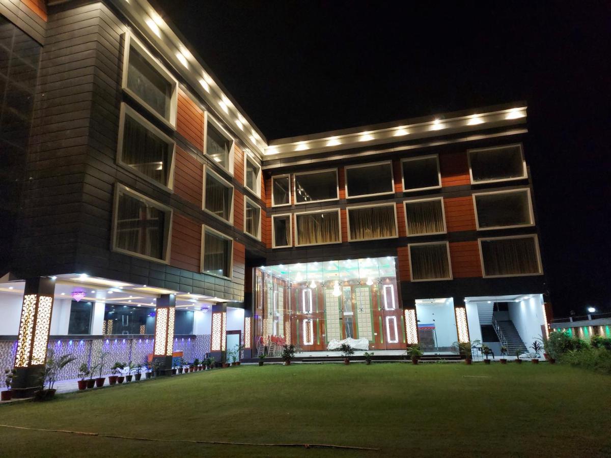 Hotel Ss Grand Lakhnaú Exteriér fotografie
