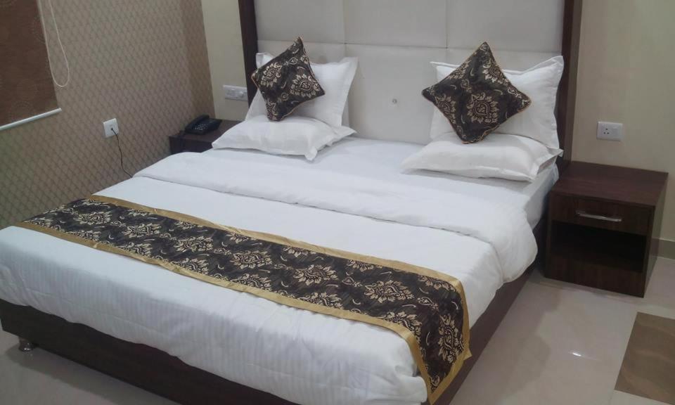 Hotel Ss Grand Lakhnaú Exteriér fotografie